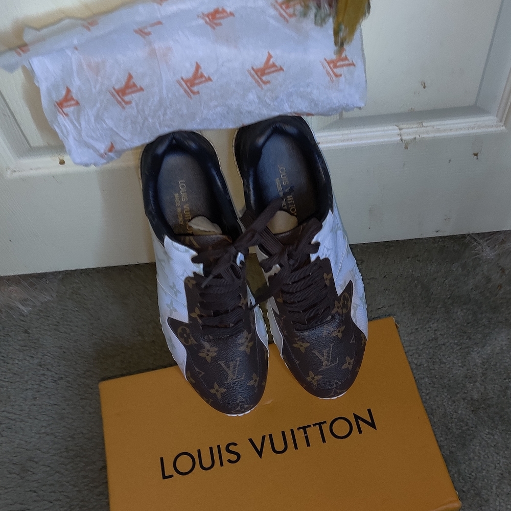 Louis Vuitton "LV" MONOGRAM LOGO run away shoes size 10